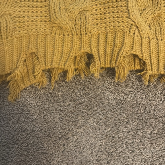 Gold Sweater - Picture 4 of 4